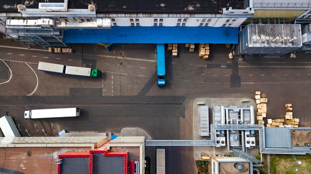 Les camions sont chargés à la vue de dessus de l'usine