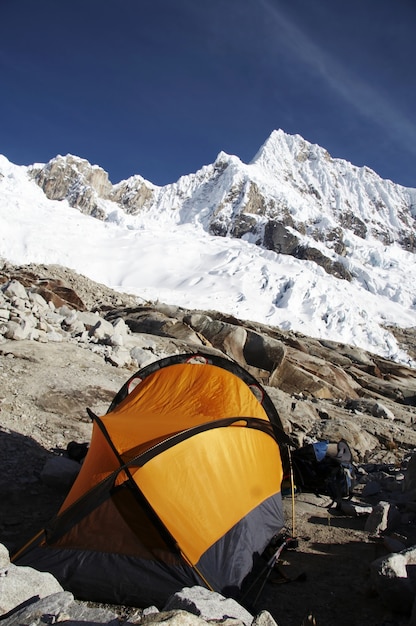 Camp de base Alpamayo dans la Cordillère