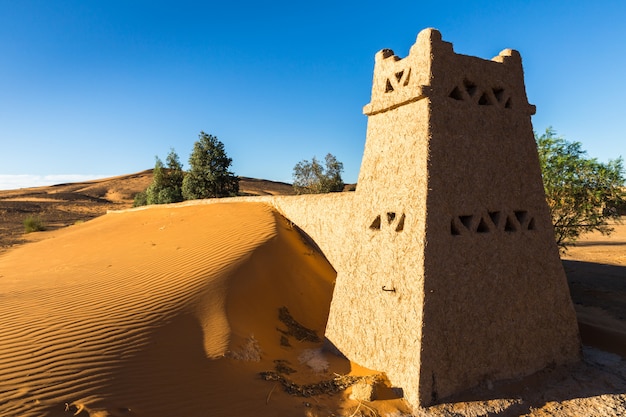 Le camp berbère dans le désert du Sahara au Maroc