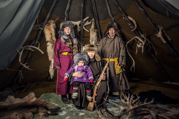 camp de bergers de rennes sur le fond près de la frontière russe à Taiga, Mongolie