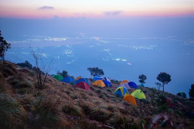 Camp de tourisme dans une montagne au Parc National de Doi Luang, Phayao, Thaïlande.