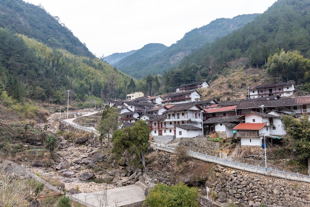 La campagne dans les montagnes profondes semble très simple