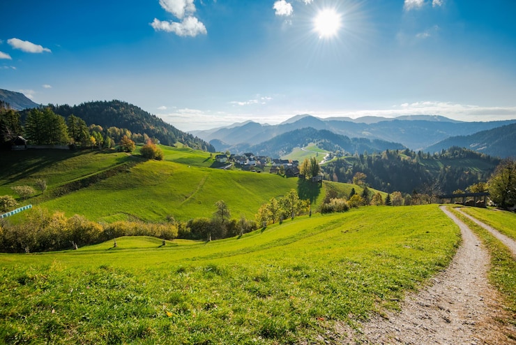 Photo campagne dans les pâturages verts de la slovénie rurale et le ciel bleu