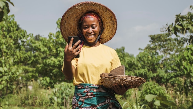 Photo campagne femme vérifiant son téléphone