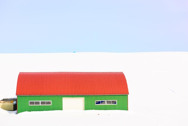 Photo la campagne hivernale et la grange à biei, au japon