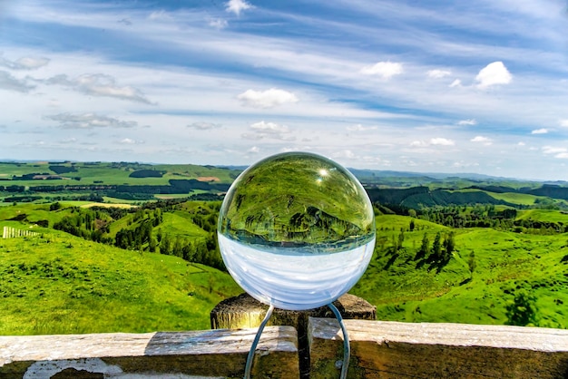 Campagne pittoresque de terres agricoles capturée dans une boule de cristal