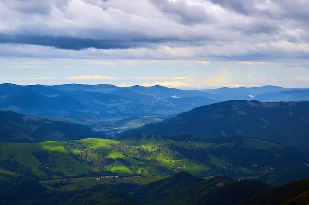 Campagne vallonnée lumineuse autour d'une ferme à la lumière du matin Journée pittoresque et scène magnifique Lieu lieu Carpates Ukraine Europe Concept protection de l'écologie Explorez la beauté du monde