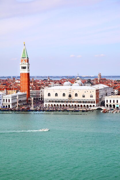 Campanile et palais des Doges à Venise, Italie