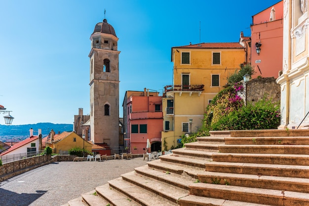 Campanile sur la place du courrier du village maritime de Cervo, sur la Riviera italienne