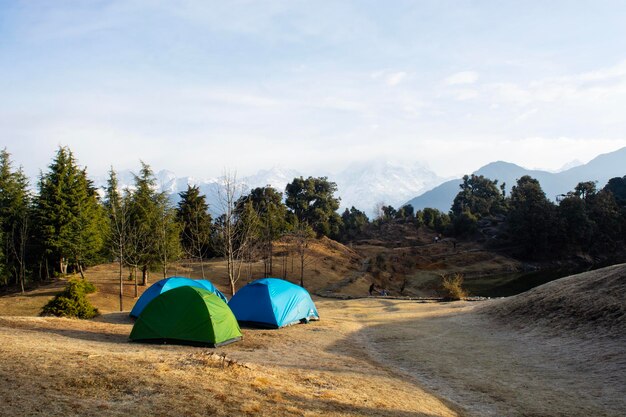 Photo un campement avec une montagne en arrière-plan