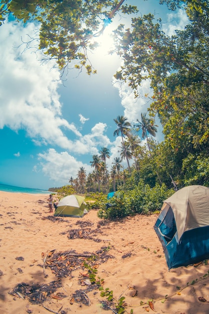 Camper sur la plage