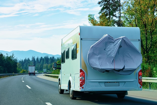 Camper rv abd location sur la route en Slovénie.