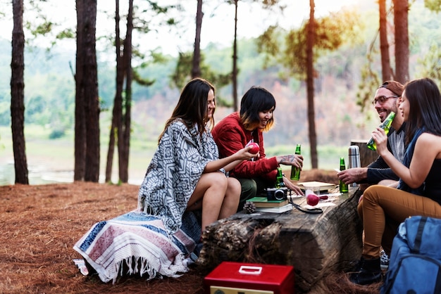 Campeurs relaxants au camping