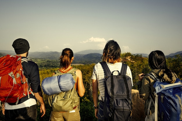 Photo les campeurs sac à dos à travers une forêt