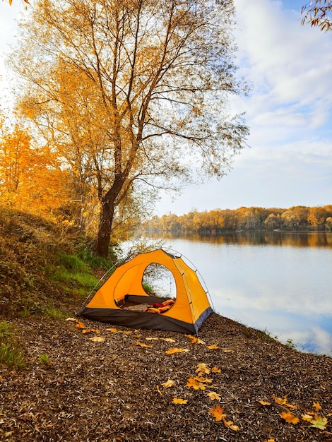 Camping d'automne près du lac