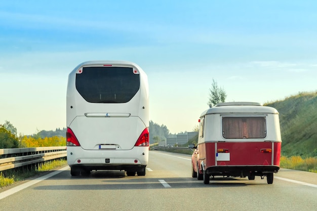 Camping-car et bus sur la route en Suisse.