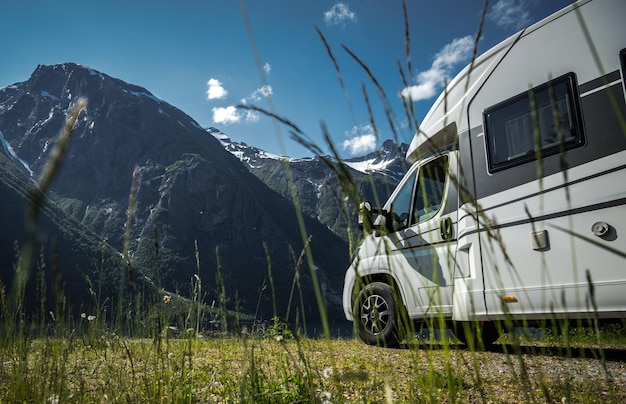 Camping-car sur fond de paysage de montagne