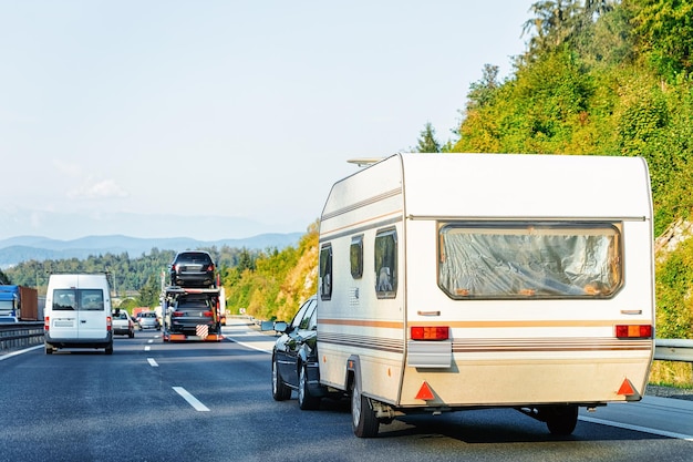 Camping-car sur la route de l'autoroute, Slovénie.