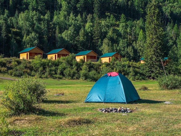 Camping collectif dans un écrin de verdure respectueux de l'environnement. Complexe touristique, maisons d'hôtes en bois sur fond de hautes montagnes couvertes de sapins.