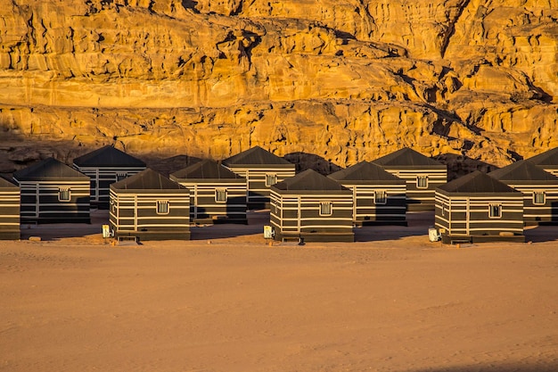 Camping dans le désert du Wadi Rum. Maisons de camp à Wadi Rum, Jordanie