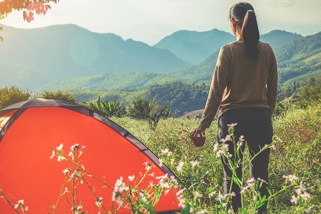 Camping dans une forêt. Scène du matin avec tente touristique en forêt verte près du lac. Style de vie extérieur. Orientation sélective.