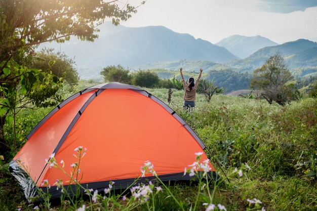 Camping dans une forêt. Scène du matin avec tente touristique en forêt verte près du lac. Style de vie extérieur. Orientation sélective.