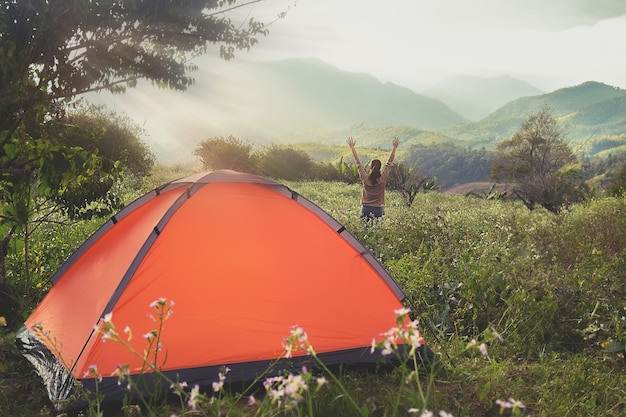 Camping dans une forêt. Scène du matin avec tente touristique en forêt verte près du lac. Style de vie extérieur. Orientation sélective.