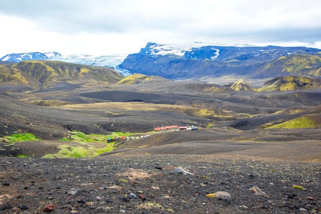 Camping Emstrur avec en toile de fond le magnifique paysage de glaciers et les montagnes colorées d'Islande Tourisme et randonnées