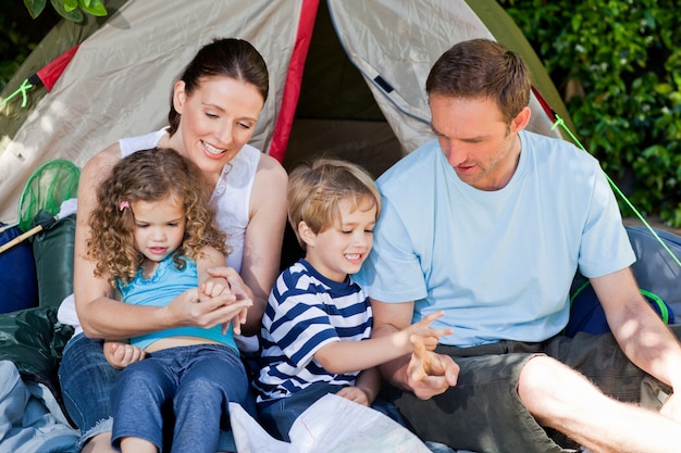 Camping familial adorable dans le jardin