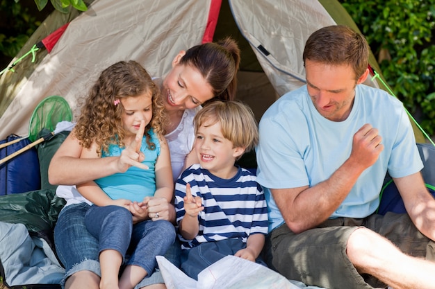 Camping familial adorable dans le jardin