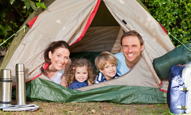 Camping familial joyeux dans le jardin