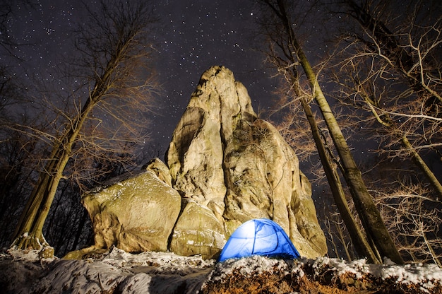 Camping d&#39;hiver dans les montagnes.