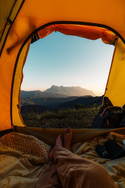 Camping jaune sur la montagne, vue sur la montagne le matin