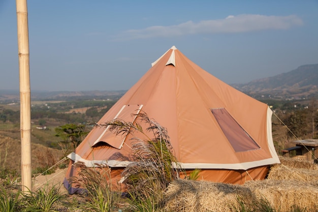 Camping sur lui avec ciel et nuage