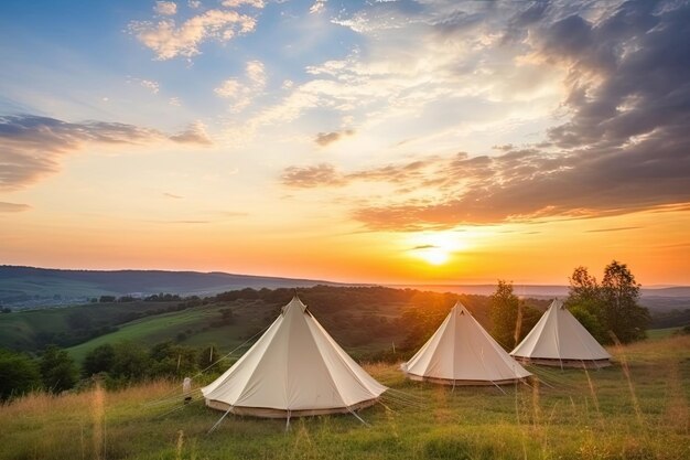 Camping de luxe dans la belle campagne avec fond de coucher de soleil beau paysage