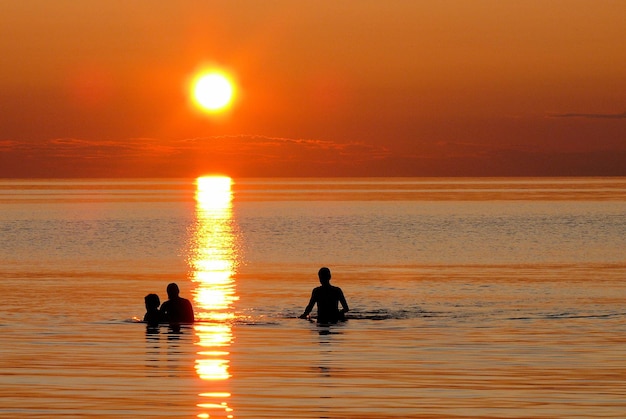 Camping nager dans la mer