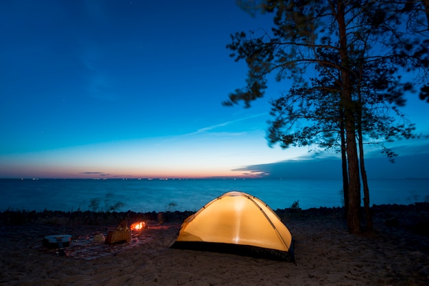 Photo camping de nuit au bord du lac