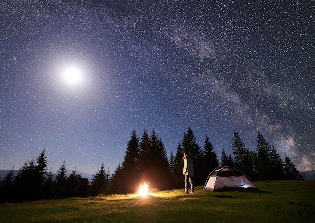 Camping de nuit en montagne sous ciel étoilé et voie lactée