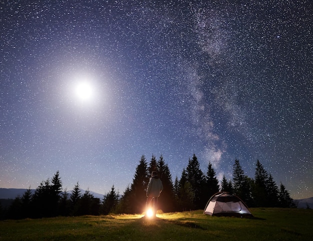 Camping De Nuit En Montagne Sous Ciel étoilé Et Voie Lactée