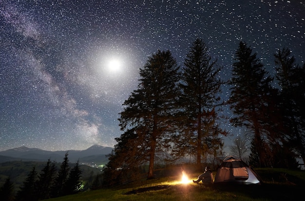 Camping de nuit en montagne sous ciel étoilé et voie lactée