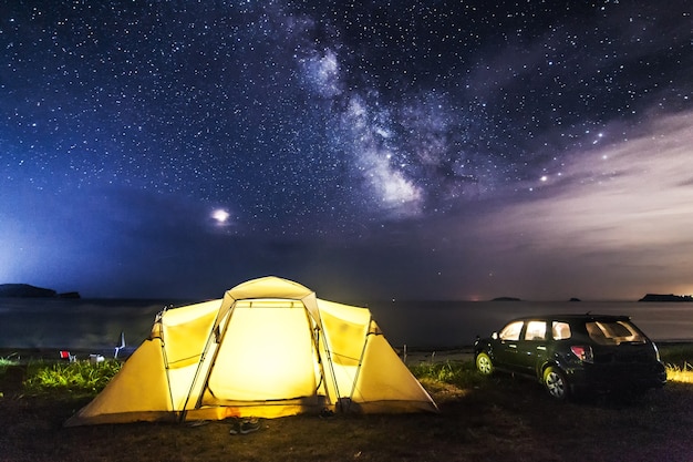 Camping à la plage de la mer sous le ciel nocturne