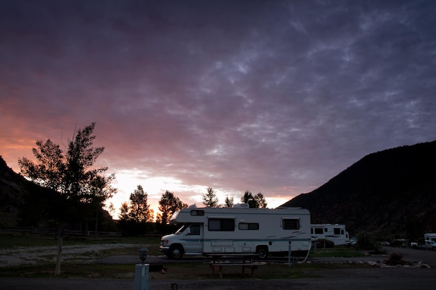 Camping RV au lever du soleil à Gypsum, Colorado.