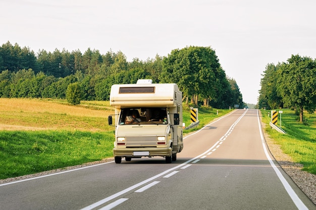 Camping-rv sur la route à Varsovie en Pologne