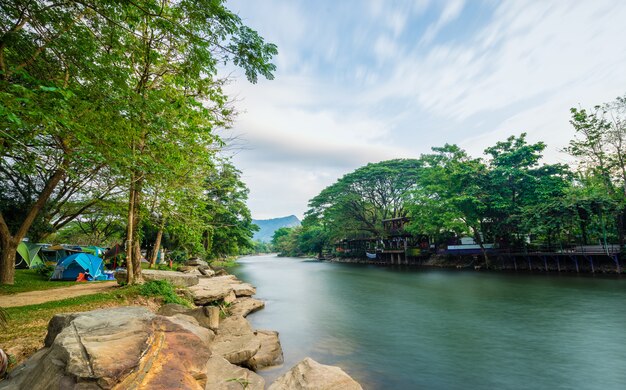 Camping et tente près de la rivière