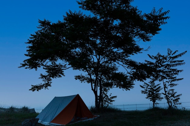 Camping avec tente touristique en bord de mer. Mode de vie actif.