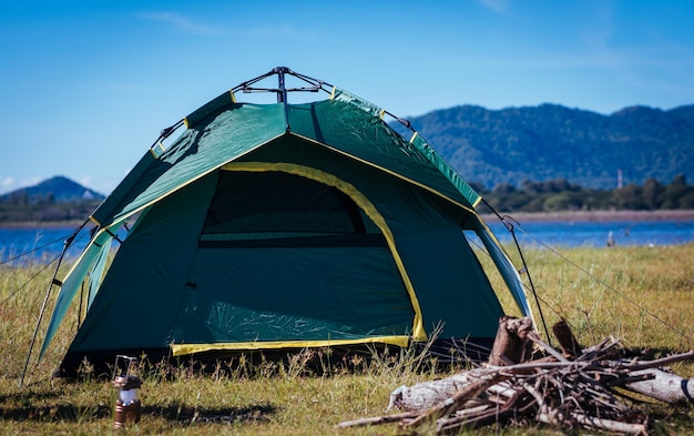 Camping tente verte près du lac, pas de personnes