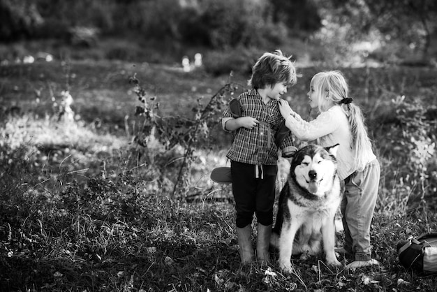 Camping tourisme et vacances concept enfance insouciante une petite fille blonde et mignon garçon avec son pe