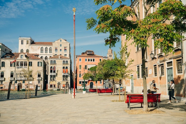 Campo San Vio avec les palais Palazzo Cini et Palazzo Barbarigo à Venise en mai 2023