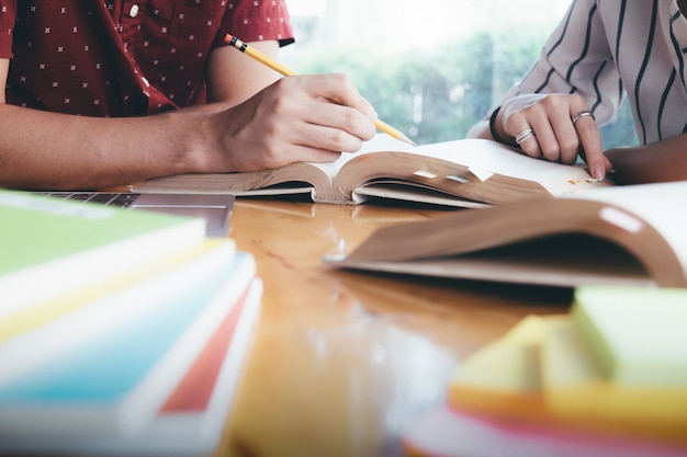 Le campus des jeunes étudiants aide les amis à rattraper leur retard et à apprendre