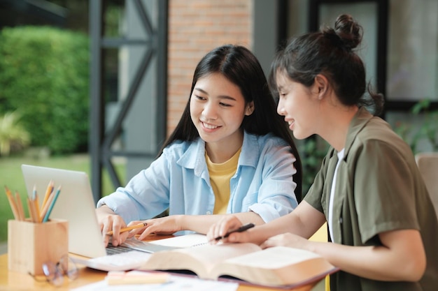Le campus de jeunes étudiants asiatiques aide un ami à rattraper son retard et à apprendre